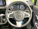 インテリアに合わせたデザインのステアリングは、運転される方のことも考え、運転しやすい形状、大きさです。是非一度、実際に触ってお確かめください。