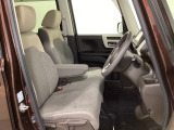 女性でも運転がしやすいように、シートの高さ調整機能(シートリフター)がついています。運転席と助手席の間が空いている為、助手席側への移動がスムーズです。交通量の多い道でも助手席側から乗り降りができます。