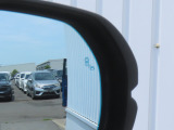 【ブラインドスポットモニター】後方を走る車を確認するための機能です。センサーによって周囲の車両を検知して、ドライバーに伝えてくれるものです。後方にある車両を検知することで、事故を防ぐ確率を高めます。