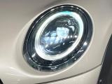 ●LEDヘッドライト:夜間走行時も良好な視界を確保し安心して運転できる高輝度LEDヘッドライトを装備!点灯速度が早く、消費電力も抑えられています。