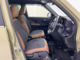 すわり心地の良い運転席・助手席です。長時間のドライブの疲れ軽減に貢献します。どうぞ快適なドライブを♪