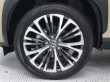 18インチアルミホイール(切削光輝/センターオーナメント付)を装着しています。タイヤサイズ215/50R18