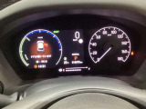 ハイブリット車専用のメーターです。右側の大型スピードメーターに加え、ステアリングスイッチを使って左のマルチインフォメーション・ディスプレイで燃費や動力伝達などの情報が見れるようになっています。