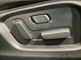 運転席にはパワーシートを装備!シート位置を記憶するメモリー機能付きなのでご夫婦で2名分セットすると便利です♪