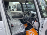 毎日過ごす運転席は要チェック。シートのへたり・擦れ、視界のイメージまで伝わる重要ポイント。