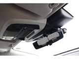 フロントガラス上部の新世代アイサイトX用ステレオカメラ。全車速追従クルーズなど先進の運転支援でロングドライブをサポートします