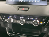 【左右独立型フルオートエアコン】運転席と助手席でそれぞれお好みの温度に設定可能。同乗者にも配慮した、快適な空調をお届け致します。
