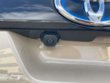 【バックカメラ】後退時に車両後方の映像をモニターに映す機能。目視できない死角を確認でき、衝突事故を防ぎます。駐車が苦手な方だけでなく全てのドライバーに必須の安全装備です。