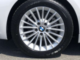 BMW純正17インチホイール。洗練されたデザインで、足元の個性を引き立てます。
