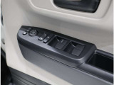 ディーラーでは保証整備渡しで、保証・整備代金は車両価格に含まれております。また諸費用も明瞭です。是非、お見積もりをご請求下さいませ。