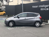 フロントエンドからフロントピラーを通して流れる、勢いのあるルーフラインによってつくり出される美しいサイドビューとボディサイドの「スカッシュライン」
