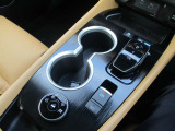 運転席助手席で使用できるドリンクホルダーです。