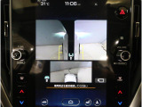 左右のサイドカメラ映像を同時に表示し、車両周囲の死角をしっかりカバー。狭い道や駐車時の接触リスクを減らし、安心して操作できる視界を確保します。