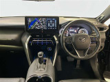 運転席周りのレイアウトをご覧ください。ナビゲーションが綺麗に装着されすっきり収まってますね!