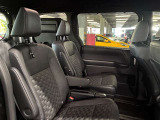 助手席側から見た車内の画像です。使い勝手の良い装備が整う上質な空間が広がっています。シートも快適で乗る人に安心感を与えます。