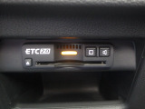 ETC付。高速道路の料金所はキャッシュレスで通過です。サービスエリア等にあるスマートインターの出入口も利用可能でとっても便利。ご納車後すぐにお使い頂けるようセットアップしてのお渡しとなります。