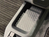 スマートフォンなどがスッキリ置けるセンターコンソールトレイです