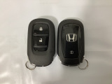 スマートキーを装備しています。鍵を差し込むことなくドアロックの開け閉めと、スタートボタン操作でのエンジンスタートができます。スペアキーも同じものを用意しております。