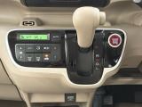 CVT車のセレクトレバーです。低速から高速まで、変速ショックのないスムーズな走りを実現するとともに、エンジン効率のよい領域を維持することで燃費にも貢献します。