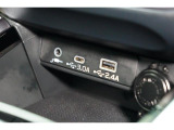小物の収納に便利なセンタートレイには携帯等のデバイスの充電可能なUSB出力電源付です。