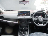 エクストレイルの運転席廻りになります。