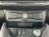 車内の温度管理がワンタッチで簡単に出来るのがオートエアコンです。これでいつでも快適ドライブが出来ますね!前席にはシートヒーター付きです