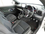シンプルで使いやすいデザインの運転席です。