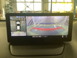 狭い場所での駐車やすれ違いなどでより的確な運転操作に役立つ360&deg;ビューモニターが装備されています。