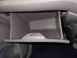 大型のグローBOXが装備されています。よく使うアイテムの収納に便利です、欲しい時にすぐに取り出せます♪