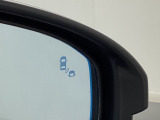 ブラインドスポットモニターを装備。自車の車速20km/h以上で前進しているとき、隣接する車線後方に他の車両が走行していることを知らせ、運転者の車線変更などの操作の際の負担を軽減するシステムです。