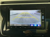 【バックカメラ】運転が苦手な方も車庫入れラクラクです!ギアをリバースに入れれば自動的に切り換わりますので、面倒な操作は不要です♪狭い駐車場もお車を傷つけず安心ですね!