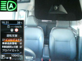 フロントカメラで車線や前方の人や車をモニターして、エマージェンシーブレーキや車線逸脱警報をを作動。ハイビームアシストも装備。