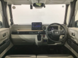 【前方視界】開放的な前方視界!運転がしやすく疲れにくいです♪窓が大きく、見通しがとっても良いおクルマですよ♪