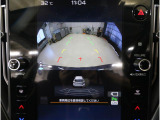 後方映像を11.6インチディスプレイに表示し、ステアリング連動ガイドラインが駐車をサポート。さらに後退時はリヤ4センサーが障害物を検知し、必要に応じてブレーキが作動します。