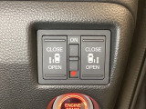 リアドアは乗り降りに便利な両側電動スライドドアです。また運転席に座っていながらスイッチ操作で自在にスライドドアを開け閉めできます。