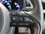 アダプティブクルーズコントロール機能付きです。走行中に先行車の様子を検知しながら、設定した車速の範囲内で先行車との距離のキープを支援します。詳細は販売店スタッフまでおたずねください。