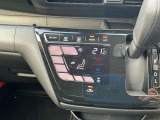 タブレット端末のようなタッチパネル式のオートエアコン採用。凹凸のない滑らかな表面で操作感を高めています。
