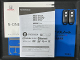 スマートキーは鍵をバッグに入れたままでもドアロックの開閉やエンジンのON・OFFができます。夜間や雨の日も鍵を探さなくて良いので便利です。