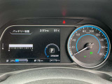 ☆視認性の良いメーターには電費情報など運転をサポートする様々な情報を表示します☆バッテリーのセグはフルの状態です