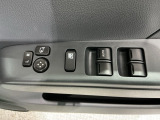 狭い駐車場で便利な電動格納ドアミラーが付いています。
