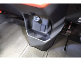 USB充電器や様々な電気製品の電源供給ポートとしてアクセサリーソケットを装備しています。充電中のスマホなどの置き場に便利で運転席からも助手席からも手が届きやすいインパネセンターポケットも備えています。