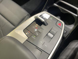 【シフトスイッチ】これまであったシフトノブを廃し、プッシュ式とスイッチ式のギアセレクターへと変更されたことにより、余計なものをなくし、よりドライブへ集中できるよう設計されております。