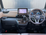 運転席周りになります。内装色はブラウン系です。