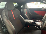 【専用スポーツシート】ホールド性に優れ、カーブ時の体が流れを抑制してくれます。また、体にフィットするから腰や背中が疲れにくく、ロングドライブや高速走行でも快適にお過ごしいただけます♪