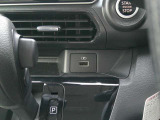 USB電源&12Vシガーソケットが運転席&助手席前にございます♪スマホ等の充電にご使用くださいませ♪