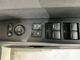 狭い駐車場で便利な電動格納ドアミラーが付いています。