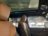 開放感のあるパノラマルーフ付きのお車です。