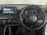 【ハンドル】運転にかかわる様々な操作を安全に行えるように視点移動が少なく操作性に配慮されたスイッチ類が凝縮されたコックピットです。