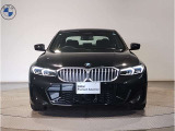 【BMWの伝統-1】BMWの特徴的な&ldquo;キドニーグリル&rdquo;は、80年以上続く伝統の形でございます。変わらないこだわりのデザインが、プレミアムブランド&ldquo;BMW&rdquo;を創り出します。