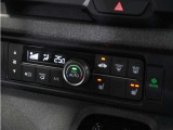 【オートエアコン】温度を設定すれば自動で快適な車内温度を保ちます。エアコン内部の高性能脱臭フィルターで車内のアレルゲンや花粉を除去。